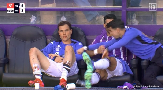 Imagen captada por DAZN del momento en el banquillo