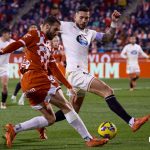 Javi Sánchez intenta tapar el centro de un jugador del Girona