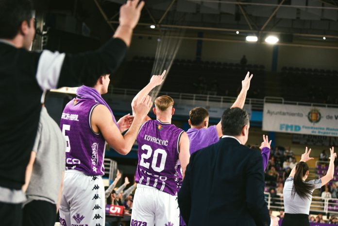 Los jugadores celebran un triple