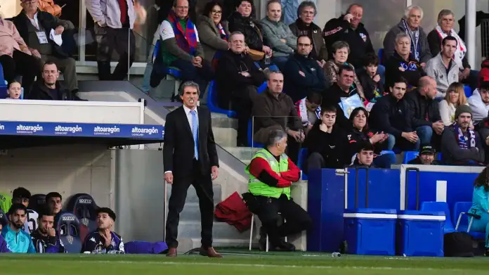 Almada en la zona técnica de El Alcoraz