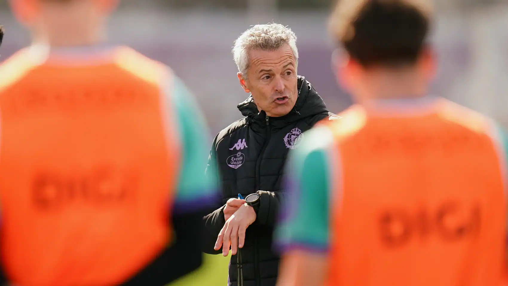 Fran Escribá dirigiendo el entrenamiento del Real Valladolid