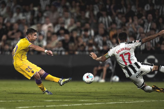 Chuki tira a portería en el partido del Real Valladolid ante Castellón