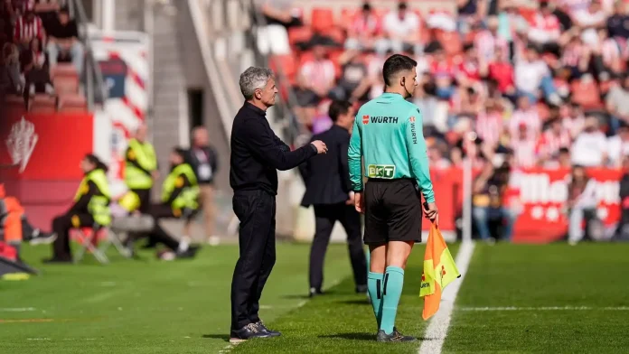 Fran Escribá, en la zona técnica de El Molinón
