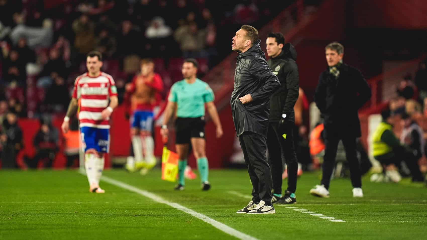 Luis García Tevenet en la zona técnica ante el Granada