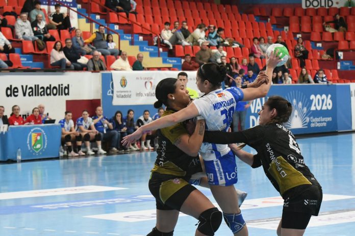 Monteagudo intenta lanzar ante la defensa de Guardés