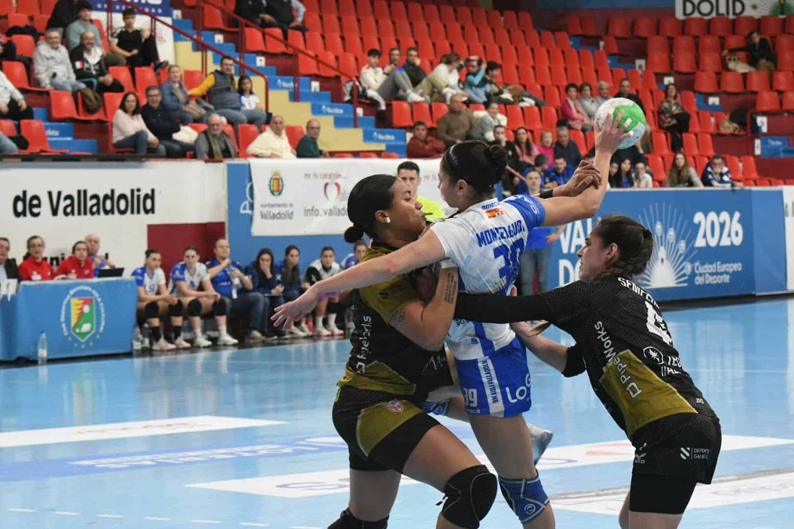 Monteagudo intenta lanzar ante la defensa de Guardés