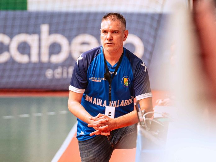 Salva Puig en el banquillo de Huerta