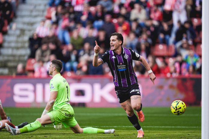 Tenés celebra su gol con el Real Valladolid ante el Sporting