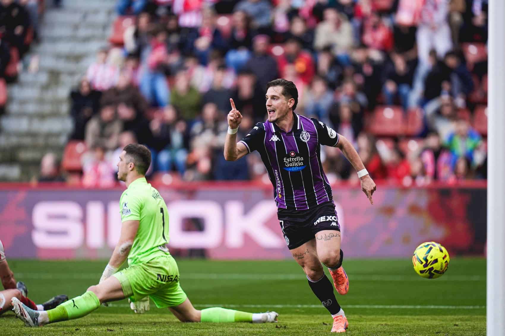 Tenés celebra su gol con el Real Valladolid ante el Sporting