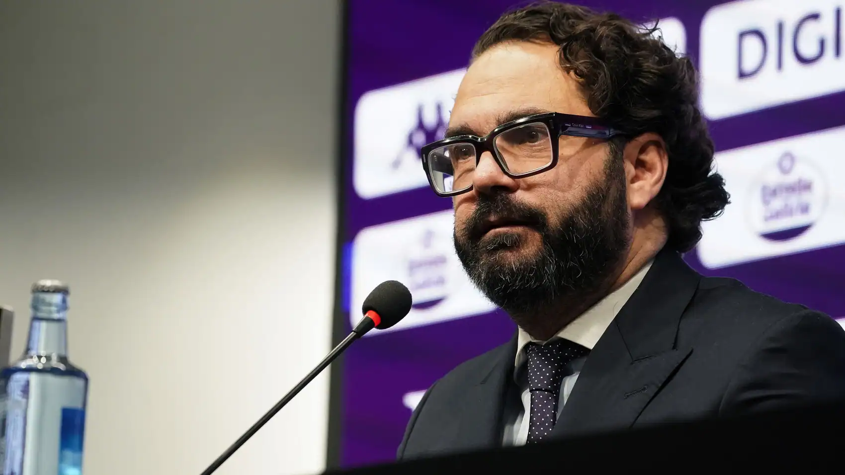 Víctor Orta en rueda de prensa