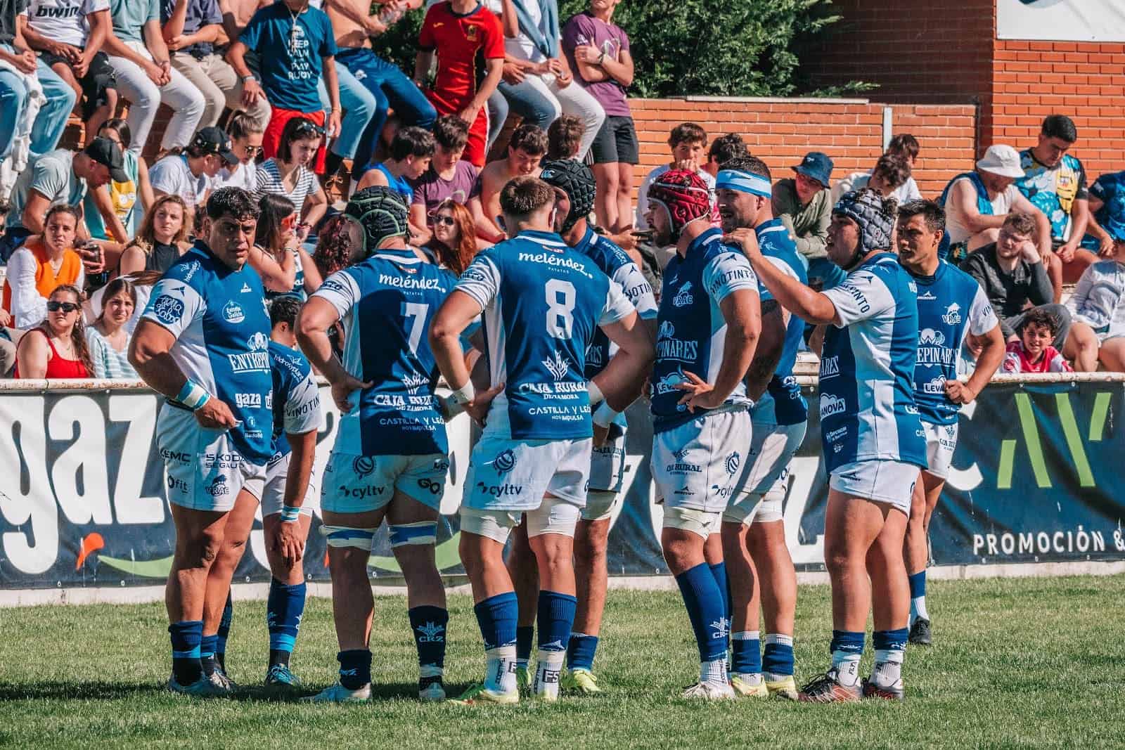 Los jugadores del VRAC hablan en el campo
