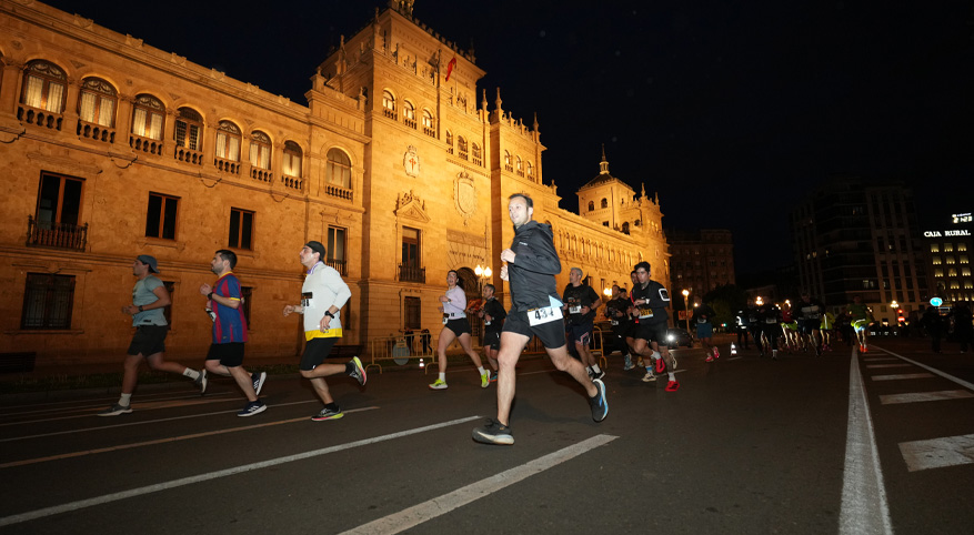 Corredores a su paso por la Academia de Caballería
