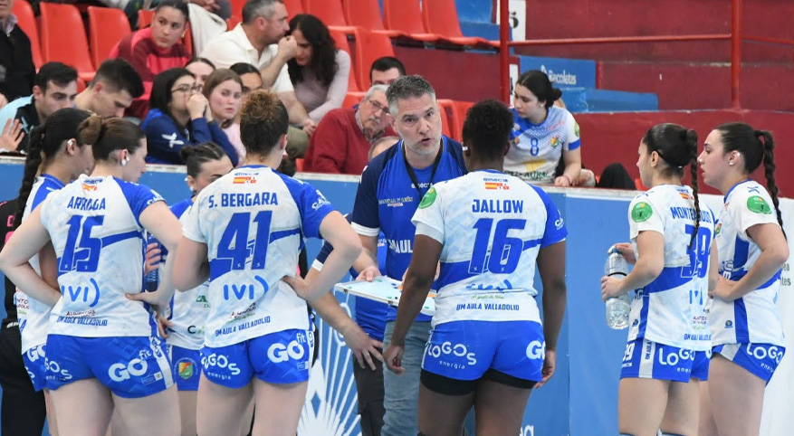 Salva Puig da instrucciones durante un tiempo muerto