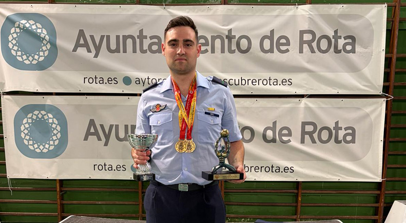 Adrián Yáñez con las medallas