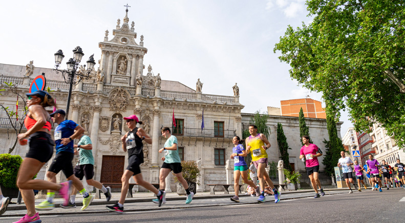Carrera de la Antigua a su paso por la Plaza de la Universidad Carrera de la Antigua a su paso por la Plaza de la Universidad