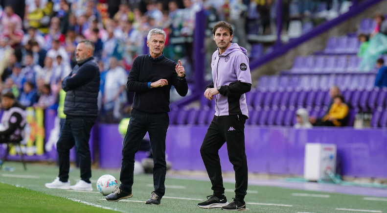 Fran Escribá y su segundo en el partido ante el Zaragoza Fran Escribá y su segundo en el partido ante el Zaragoza