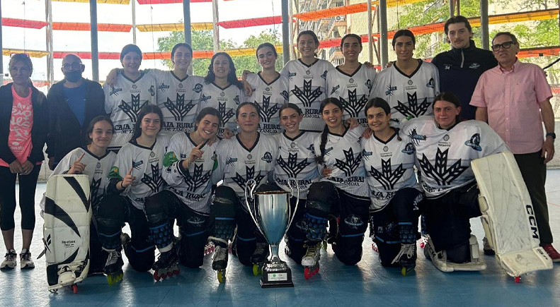 Plantilla del Caja Rural Panteras con el trofeo de liga