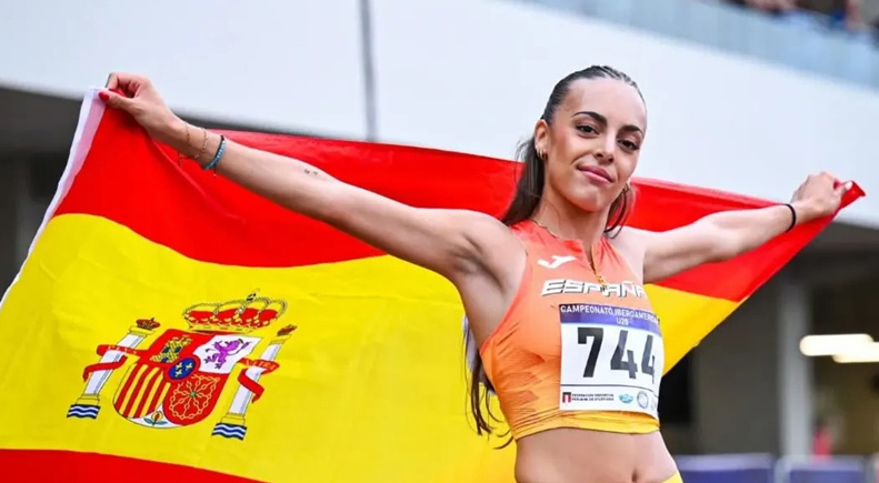 Claudia Gutierrez con la bandera de España