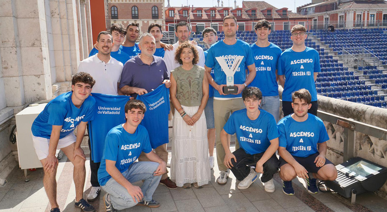 El equipo masculino del CDU Valladolid junto a la concejala, Mayte Martínez