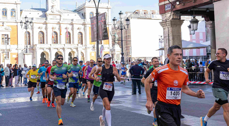 La Media Maratón de Valladolid, a su paso por la Plaza Mayor