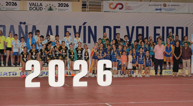 Podio con los cuatro finalistas