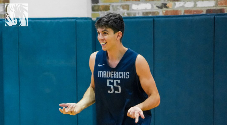 Sergio De Larrea en un entreno con los Mavs