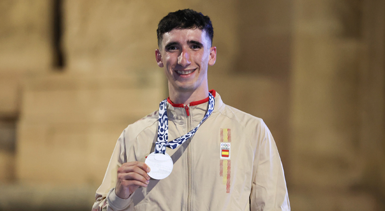 Adrián Alonso con la plata en Taranto