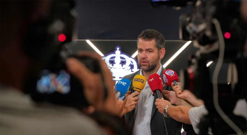 Gabriel Solares durante el canutazo tras la Junta General