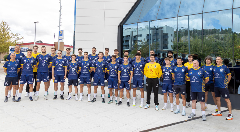 Plantilla con la nueva camiseta para la temporada