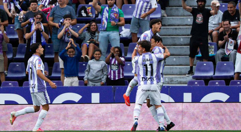 Celebración del tanto en propia tras la falta de Lachuer