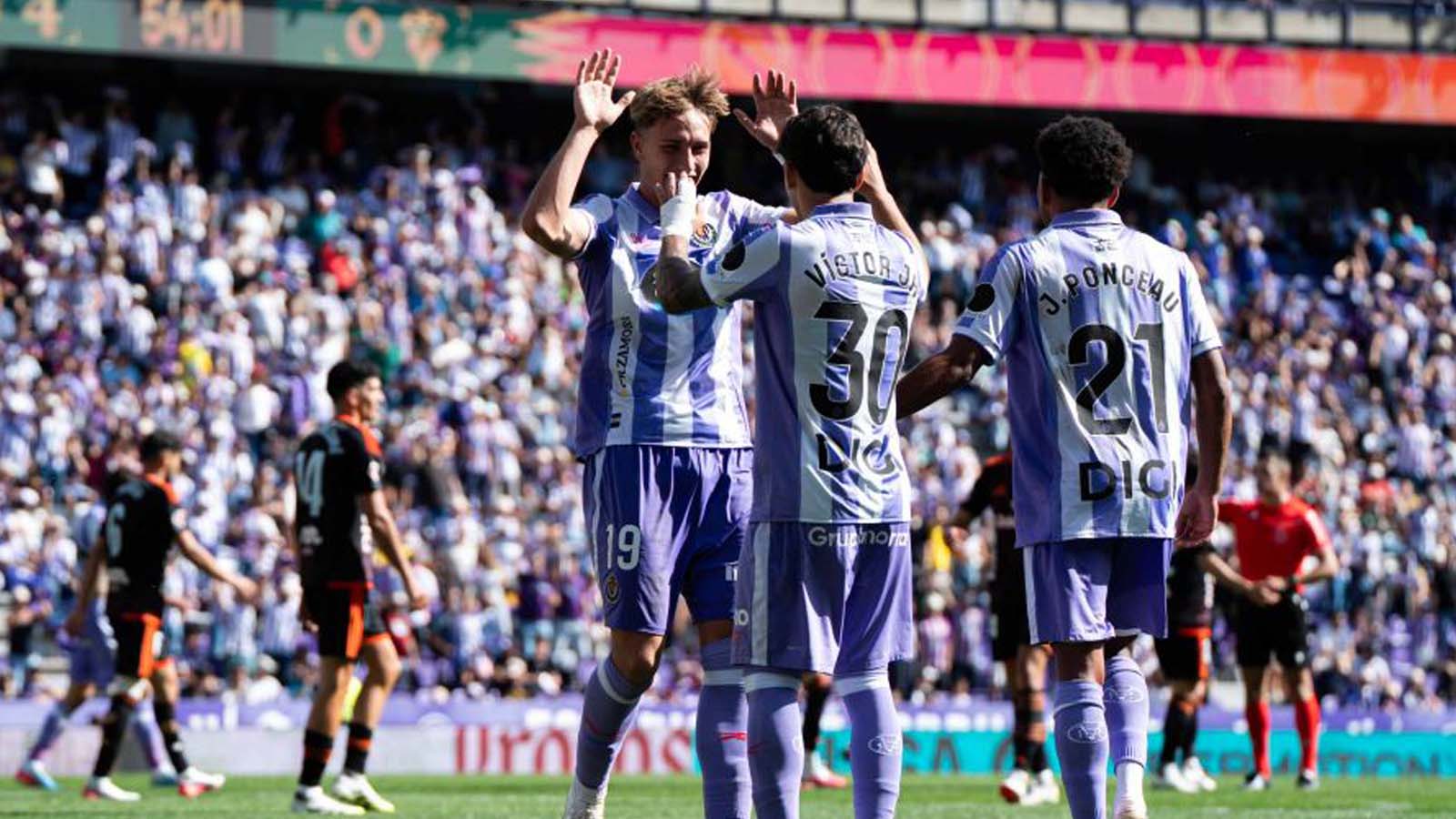 Arnu celebra su segundo gol con Víctor